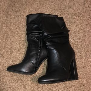 Black slouch heel. Leather